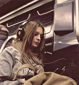dans le métro avec lecteur MP3